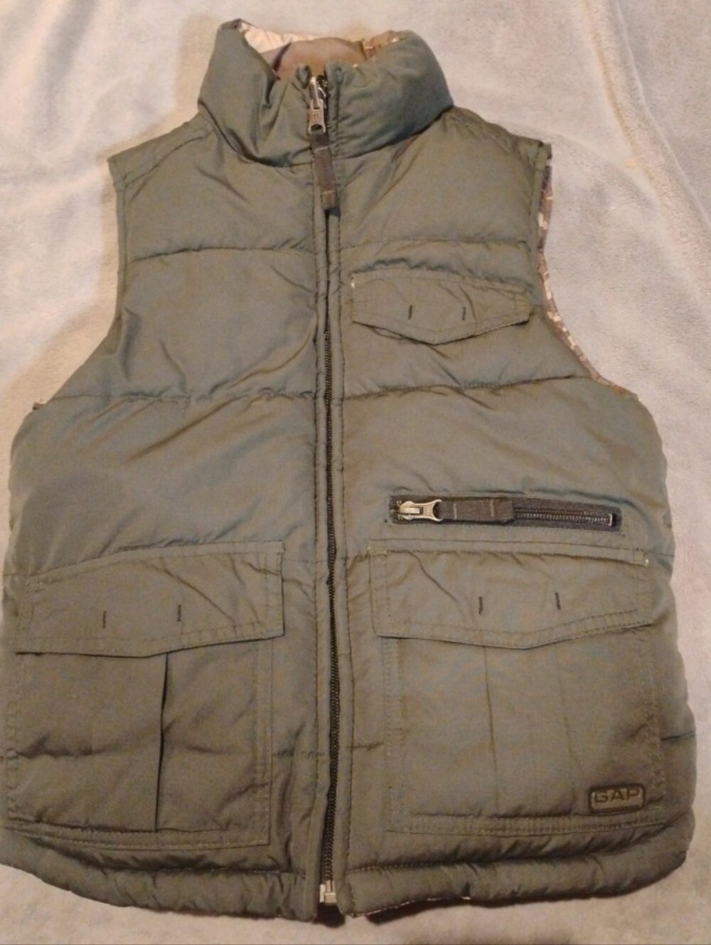 Gap Kids Reversible Puffer Vest Olive Green Camo Pockets Warm - Size S 6-7